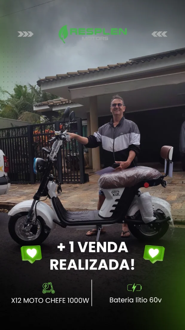 Cliente recebendo a scooter X12 branca da Moto Chefe